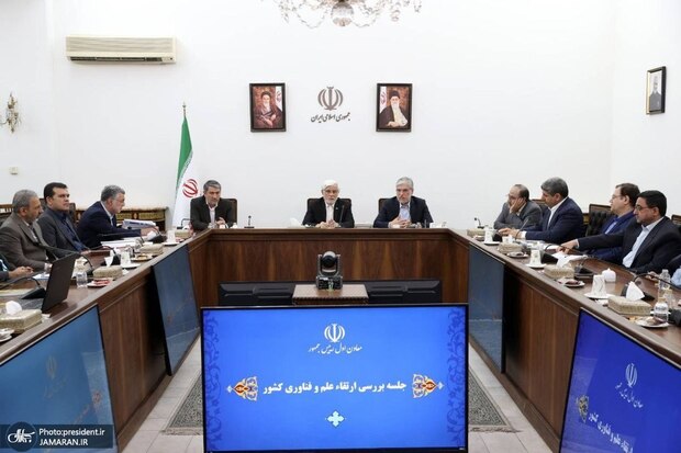 عارف: اگر در توسعه فناوری‌های پیشرفته غفلت کنیم قادر به مقابله با تهدیدات نخواهیم بود/ دانشگاه‌ها و مراکز پژوهشی همکاری‌های ارزشمندی را با مراکز دفاعی آغاز کرده‌اند/ ظرفیت علمی کشور در مقایسه با ۴۰ سال گذشته در بهترین وضعیت قرار دارد