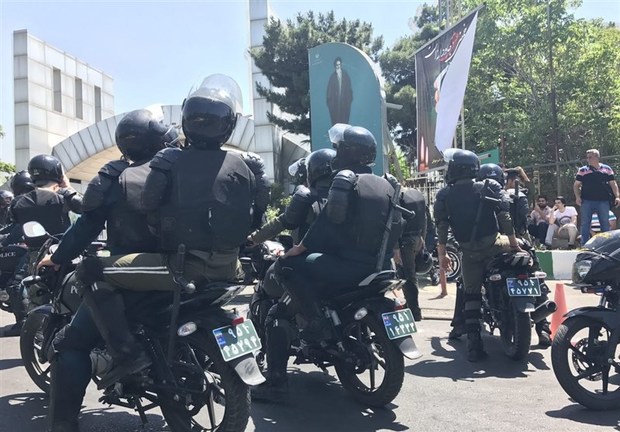 حضور یگان ویژه مقابل وزارت ورزش/ انتقاد  هواداران از منصوریان
