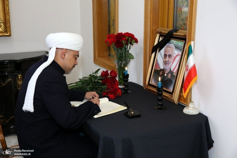 امضای دفتر یادبود شهید سلیمانی و جانباختگان سانحه هواپیمای خطوط اکراین در سفارت ایران در مسکو