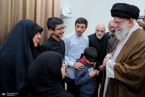 دیدار خانواده شهیدان معصومه کرباسی و رضا عواضه با رهبر انقلاب