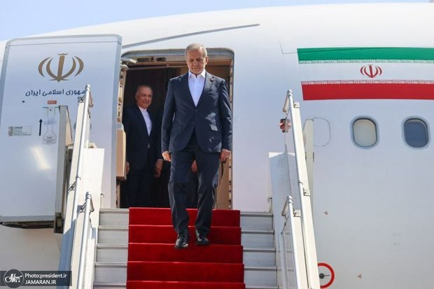 پزشکیان وارد ایروان پایتخت ارمنستان شد