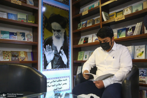 غرفه موسسه تنظیم و نشر آثار حضرت امام خمینی(ره) در نمایشگاه کتاب