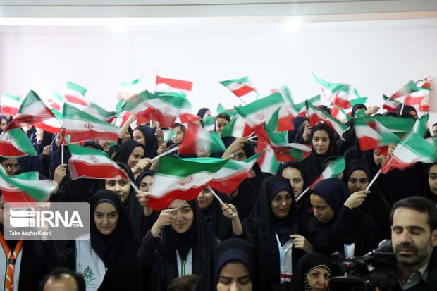 اجرای سرود دانش آموزان لرستانی در جمع راهپیمایان یوم الله ۲۲ بهمن