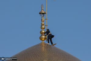 تعويض پرچم گنبد امام رضا (ع)