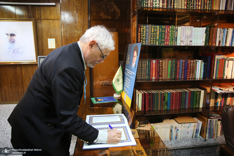 بازدید مهمانان خارجی شرکت کننده در مراسم وداع و تشییع رهبر شهید از حسینیه جماران