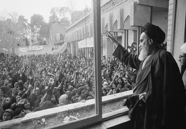 Imam Khomeini received constant stream of reporters, supporters during exile period