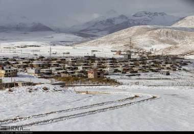 بارش برف راه ارتباطی 32 روستای کوهرنگ را مسدود کرد