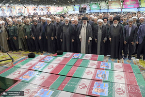 اقامه نماز رهبر معظم انقلاب بر پیکر رئیس جمهوری و یارانش