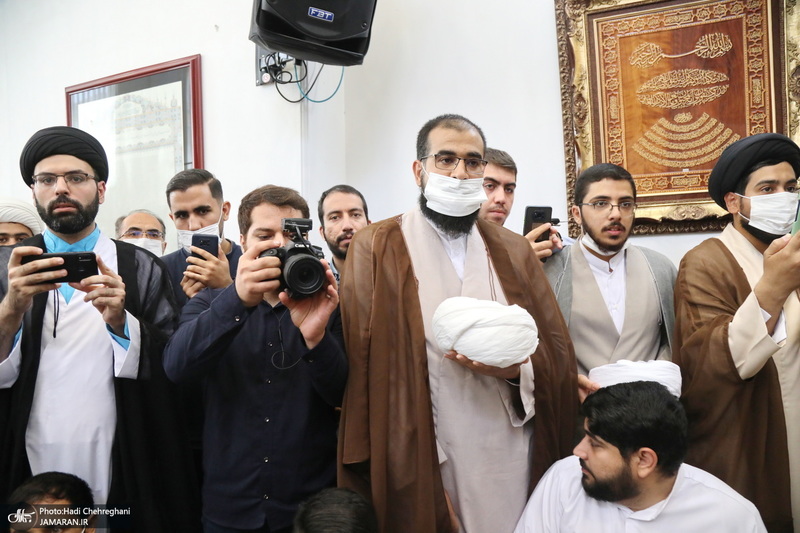 مراسم عمامه گذاری طلاب توسط آیت‌الله العظمی نوری همدانی و آیت الله فاضل لنکرانی در روز عید غدیر