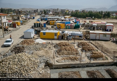 کانکس های زلزله زده کرمانشاه جمع آوری می شوند