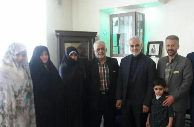 سرلشکر سیلمانی با خانواده شهدای مدافع حرم در البرز دیدار کرد
