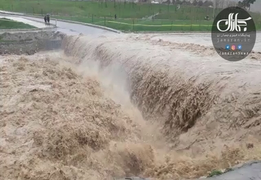 سیلاب پل جهادگران در شهر خرم آباد به زیر آب برد