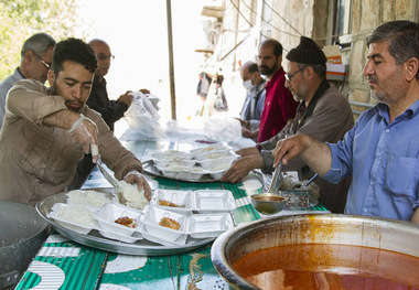 12800 وعده غذای گرم میان سیل زدگان لرستان توزیع شد