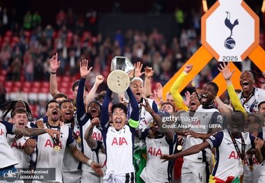 ویدیو| لحظه بالا بردن جام قهرمانی لیگ اروپا توسط سون