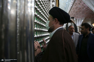 ادای احترام شرکت کنندگان در هفتمین اجلاس بین المللی مجمع جهانی اهل بیت(ع) به مقام شامخ امام راحل