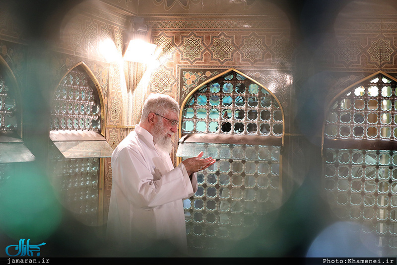 مراسم غبار روبی مضجع شریف حضرت امام رضا(ع) با حضور رهبر معظم انقلاب 