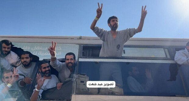 تأیید آزادی تمامی اسرای فلسطینی بر اساس توافق اخیر/  "اسرائیل" اجازه دیدار برخی خانواده ‌های فلسطینی با اسرای آزادشده را نداد