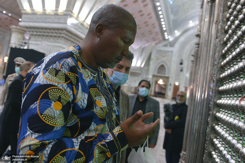 ادای احترام نوه نلسون ماندلا نسبت به مقام شامخ امام خمینی (س)