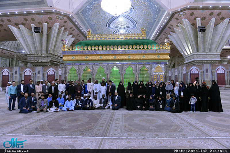 ادای احترام شرکت کنندگان در  مسابقات بین المللی قرآن کریم  به مقام شامخ حضرت امام خمینی(س)
