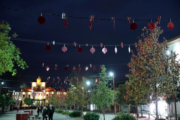 آذین بندی ساختمان شهرداری رشت و نصب المانهایی در ۵ نقطه شهر به مناسبت شب یلدا