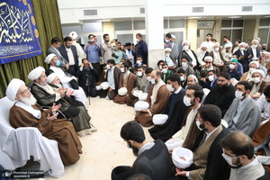 مراسم عمامه گذاری طلاب توسط آیت‌الله العظمی نوری همدانی و آیت الله فاضل لنکرانی در روز عید غدیر