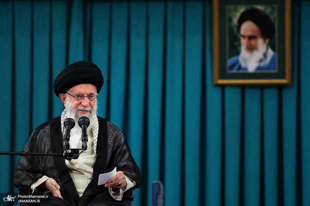 رهبر معظم انقلاب: شهیدِ امنیت جان خود را برای امنیت و آسایش مردم فدا می‌کند/ شهادت معامله با خدا و تأمین‌کننده مصالح ملی است