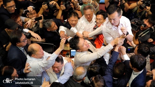 زد و خورد نمایندگان در پارلمان هنگ کنگ+ تصاویر