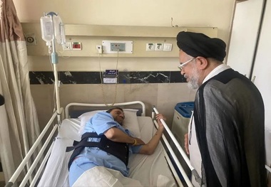 عیادت دستیار ویژه رئیس‌جمهور از مجروحان جنگ تحمیلی رژیم صهیونیستی؛ دلجویی از بانوی مسیحی و کودکان آسیب‌دیده + عکس