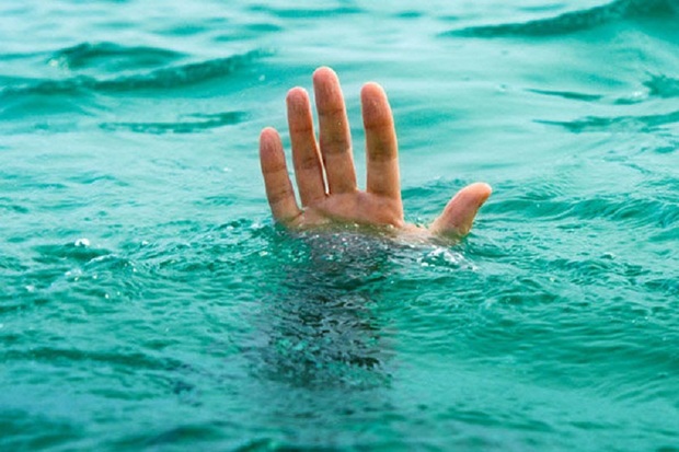 پیکر یک مرد غرق شده از استخر آب بیرون کشیده شد