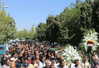 مربی فقید دانش آموزان هرمزگانی در شیراز به خاک سپرده شد