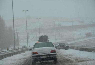 بارش برف و مه دید در جاده های زنجان را کاهش داده است