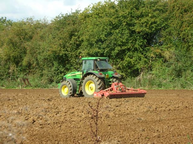 باک های خالی تراکتورها و مختل شدن کشت وزرع در خراسان شمالی