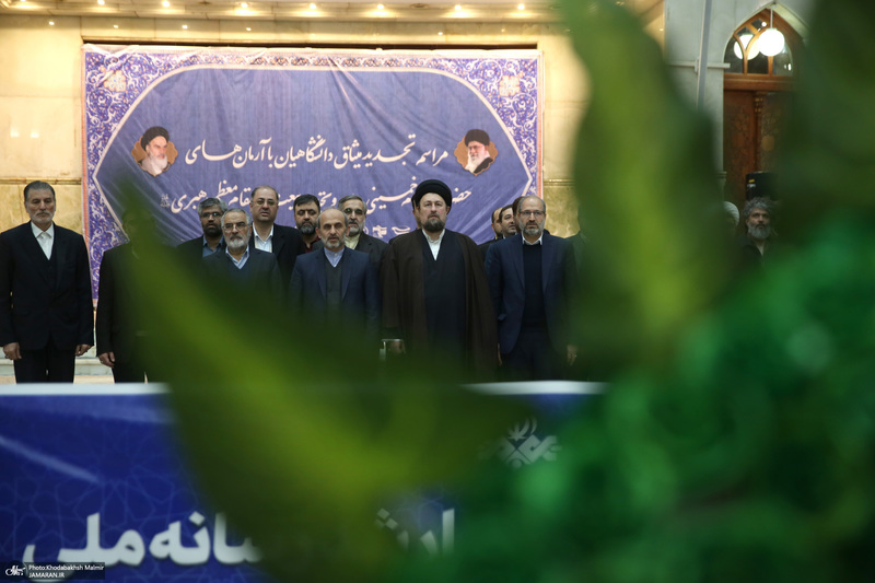 تجدید میثاق رئیس و جمعی از مدیران سازمان صداوسیما با آرمان‌های امام خمینی(س)-2