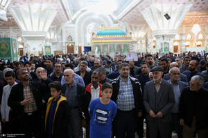 اقامه نمازسید حسن خمینی  بر پیکر شهید حیدری در حرم مطهر امام خمینی (س)