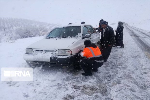 نجات بیش از ۱۲۰ خودرو از برف و کولاک محور اشنویه - پیرانشهر