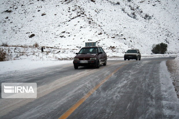 گردنه ها و جاده های کوهستانی ایلام مه آلود و لغزنده است