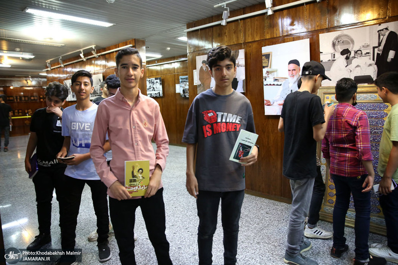 بازدید جمعی از دانش آموزان و مهمانان خارجی از بیت امام خمینی (س) در جماران