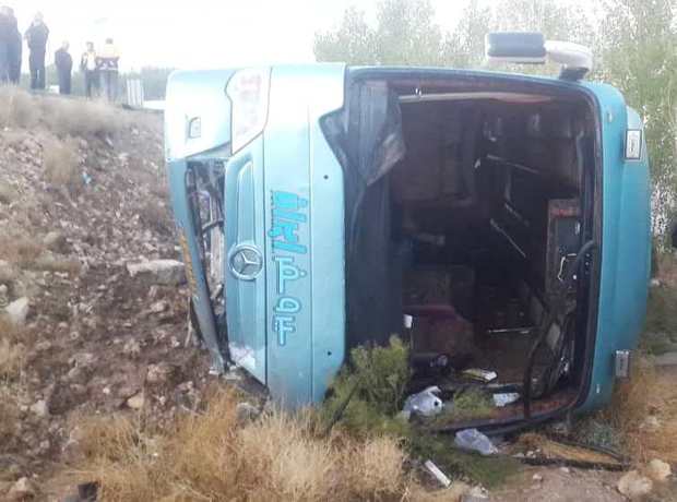 واژگونی اتوبوس در محور کازرون - شیراز 25 مصدوم بر جای گذاشت