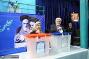 حضور محمدرضا عارف و همسرش در حسینیه جماران برای شرکت در انتخابات