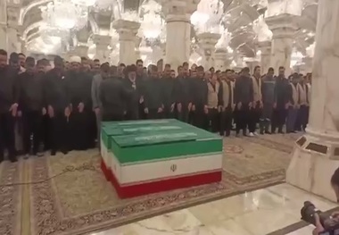اقامه نماز بر پیکر مطهر رهبر شهید انقلاب در حرم امام علی (ع) + فیلم