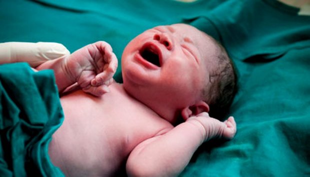 یک نوزاد دراردوگاه سیل زدگان اهواز متولد شد