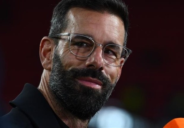 فن نیستلروی نیمکت نشین هلند شد