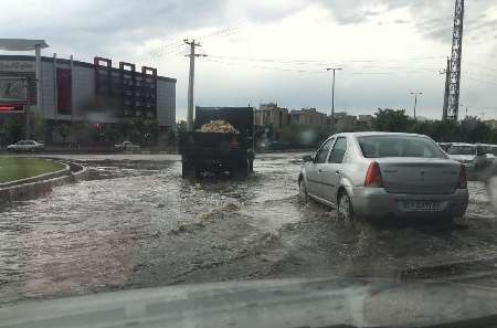 بارش شدید باران موجب آبگرفتگی خیابان ها و معابر قزوین شد