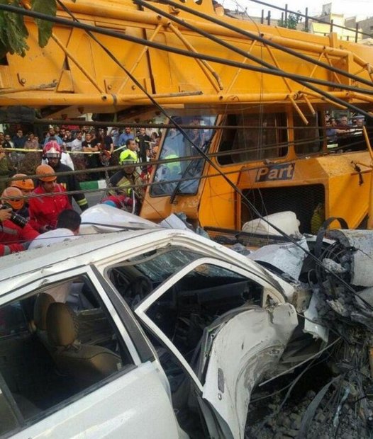 سقوط جرثقیل بر سر مردم در مشهد / 4 نفر کشته شدند+ عکس
