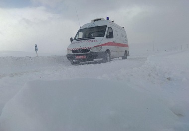 امدادگران 2 مادر باردار را در تکاب از میان کولاک نجات دادند