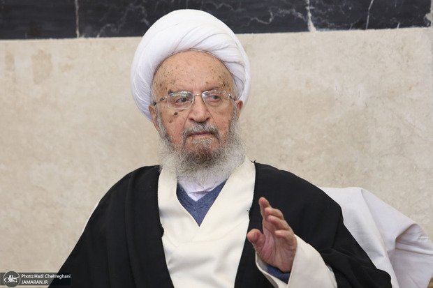 آیت‌الله العظمی مکارم شیرازی: همه باید کمک کنیم تا حافظان امنیت، آرامش کامل را به جامعه برگردانند/ مسئولین در قطع دست منفعت‌طلبان هیچ‌گونه مماشاتی نکنند