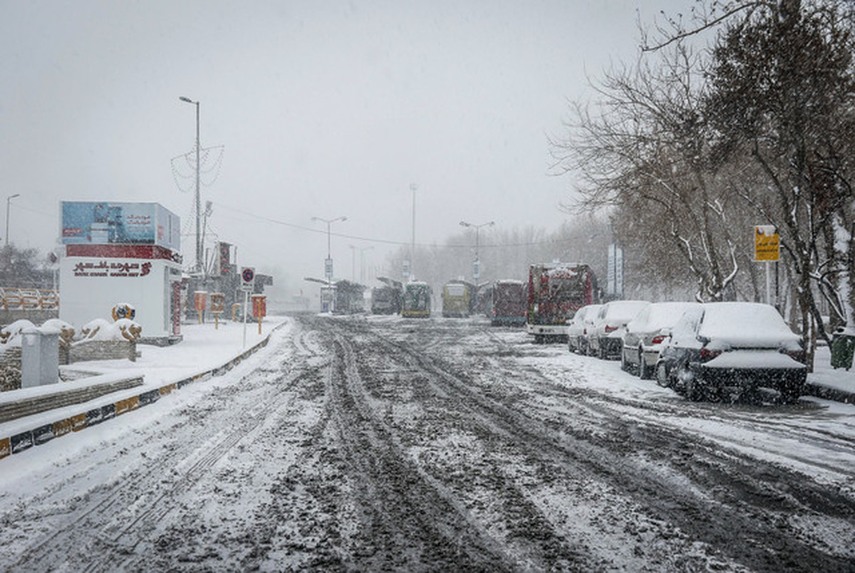 بارش برف و باران در محورهای ۱۴استان/ انسداد جاده هراز