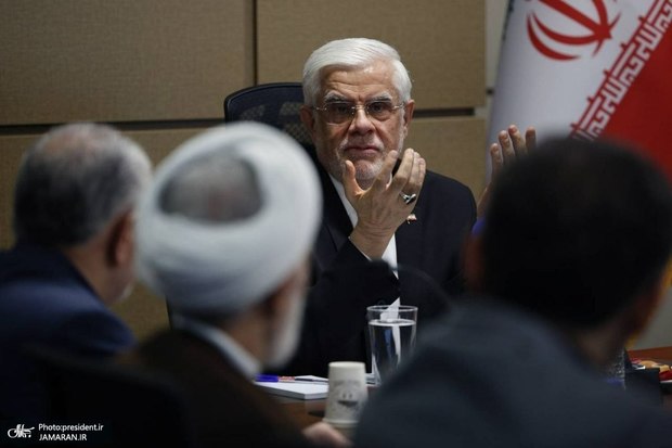 عارف: پیروزی ایران مرهون رهبری هوشمندانه و دقیق آیت‌الله مجتبی خامنه‌ای است/ از عملکرد دکتر قالیباف تقدیر و حمایت می‌کنیم/ رئیس‌جمهور در این دو سال خوش درخشید/ تصور برخی از مذاکره این است که ما باید انشایی بگوییم و طرف مقابل آن را بنویسد