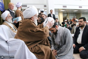 عمامه گذاری طلاب در روز عید مبعث توسط مراجع عظام تقلید‎‎