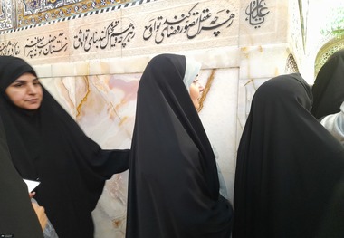 دیدار صمیمانه وزیر راه با زائران در حرم امام رضا(ع)